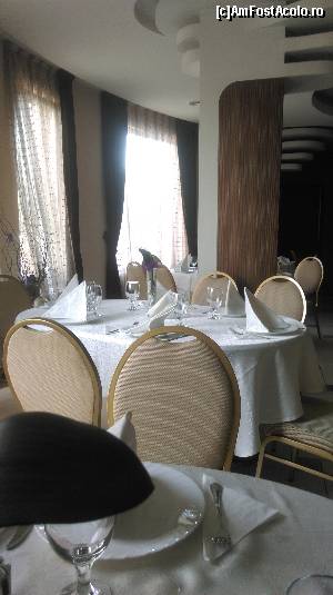 [P04] Hotel Nevis Oradea, corpul nou, de 4 stele - Salonul restaurantului Orhideea.  » foto by bogumil
 - 
<span class="allrVoted glyphicon glyphicon-heart hidden" id="av615657"></span>
<a class="m-l-10 hidden" id="sv615657" onclick="voting_Foto_DelVot(,615657,8749)" role="button">șterge vot <span class="glyphicon glyphicon-remove"></span></a>
<a id="v9615657" class=" c-red"  onclick="voting_Foto_SetVot(615657)" role="button"><span class="glyphicon glyphicon-heart-empty"></span> <b>LIKE</b> = Votează poza</a> <img class="hidden"  id="f615657W9" src="/imagini/loader.gif" border="0" /><span class="AjErrMes hidden" id="e615657ErM"></span>