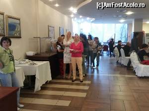 [P01] Oameni de la Doubletree by Hilton situati in restaurant cum stateau la coada sa aduca prajituri de Paste 12.04.2015! » foto by columnatv
 - 
<span class="allrVoted glyphicon glyphicon-heart hidden" id="av608499"></span>
<a class="m-l-10 hidden" id="sv608499" onclick="voting_Foto_DelVot(,608499,8778)" role="button">șterge vot <span class="glyphicon glyphicon-remove"></span></a>
<a id="v9608499" class=" c-red"  onclick="voting_Foto_SetVot(608499)" role="button"><span class="glyphicon glyphicon-heart-empty"></span> <b>LIKE</b> = Votează poza</a> <img class="hidden"  id="f608499W9" src="/imagini/loader.gif" border="0" /><span class="AjErrMes hidden" id="e608499ErM"></span>