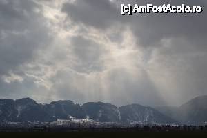 [P01] Venind dinspre Zarnesti la poalele muntelui Magura se vede localitatea Predelut. In stanga este Pasul Bran iar in dreapta Gura Raului-Prapastile Zarnestilor.  » foto by arca
 - 
<span class="allrVoted glyphicon glyphicon-heart hidden" id="av403647"></span>
<a class="m-l-10 hidden" id="sv403647" onclick="voting_Foto_DelVot(,403647,8793)" role="button">șterge vot <span class="glyphicon glyphicon-remove"></span></a>
<a id="v9403647" class=" c-red"  onclick="voting_Foto_SetVot(403647)" role="button"><span class="glyphicon glyphicon-heart-empty"></span> <b>LIKE</b> = Votează poza</a> <img class="hidden"  id="f403647W9" src="/imagini/loader.gif" border="0" /><span class="AjErrMes hidden" id="e403647ErM"></span>