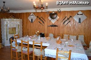 [P10] Salonul pensiunii este in stil medieval primitor si calduros.  » foto by arca
 - 
<span class="allrVoted glyphicon glyphicon-heart hidden" id="av403980"></span>
<a class="m-l-10 hidden" id="sv403980" onclick="voting_Foto_DelVot(,403980,8793)" role="button">șterge vot <span class="glyphicon glyphicon-remove"></span></a>
<a id="v9403980" class=" c-red"  onclick="voting_Foto_SetVot(403980)" role="button"><span class="glyphicon glyphicon-heart-empty"></span> <b>LIKE</b> = Votează poza</a> <img class="hidden"  id="f403980W9" src="/imagini/loader.gif" border="0" /><span class="AjErrMes hidden" id="e403980ErM"></span>