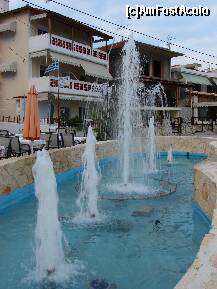 [P06] Fantana arteziana in zona teraselor Nea Skioni » foto by cmihai
 - 
<span class="allrVoted glyphicon glyphicon-heart hidden" id="av195868"></span>
<a class="m-l-10 hidden" id="sv195868" onclick="voting_Foto_DelVot(,195868,8796)" role="button">șterge vot <span class="glyphicon glyphicon-remove"></span></a>
<a id="v9195868" class=" c-red"  onclick="voting_Foto_SetVot(195868)" role="button"><span class="glyphicon glyphicon-heart-empty"></span> <b>LIKE</b> = Votează poza</a> <img class="hidden"  id="f195868W9" src="/imagini/loader.gif" border="0" /><span class="AjErrMes hidden" id="e195868ErM"></span>