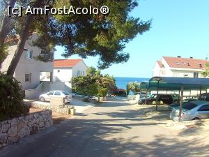 [P24] Strada care coboară din parcare la mare în Ivan Dolac » foto by sle
 - 
<span class="allrVoted glyphicon glyphicon-heart hidden" id="av763571"></span>
<a class="m-l-10 hidden" id="sv763571" onclick="voting_Foto_DelVot(,763571,8824)" role="button">șterge vot <span class="glyphicon glyphicon-remove"></span></a>
<a id="v9763571" class=" c-red"  onclick="voting_Foto_SetVot(763571)" role="button"><span class="glyphicon glyphicon-heart-empty"></span> <b>LIKE</b> = Votează poza</a> <img class="hidden"  id="f763571W9" src="/imagini/loader.gif" border="0" /><span class="AjErrMes hidden" id="e763571ErM"></span>