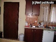 [P10] Chicineta în dreapta, în stânga, uşa de la baie; camera nr. 1, Hotel Hera - Skala Potamia » foto by krondia*
 - 
<span class="allrVoted glyphicon glyphicon-heart hidden" id="av205709"></span>
<a class="m-l-10 hidden" id="sv205709" onclick="voting_Foto_DelVot(,205709,8864)" role="button">șterge vot <span class="glyphicon glyphicon-remove"></span></a>
<a id="v9205709" class=" c-red"  onclick="voting_Foto_SetVot(205709)" role="button"><span class="glyphicon glyphicon-heart-empty"></span> <b>LIKE</b> = Votează poza</a> <img class="hidden"  id="f205709W9" src="/imagini/loader.gif" border="0" /><span class="AjErrMes hidden" id="e205709ErM"></span>