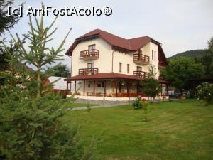 [P27] Admirăm dintr-un alt unghi pensiunea Ioana, aflată în aceeași curte cu pensiunea Cristian. De pe terasa pensiunii Ioana aveam acces la internetul wireless.  » foto by Floryn81
 - 
<span class="allrVoted glyphicon glyphicon-heart hidden" id="av720155"></span>
<a class="m-l-10 hidden" id="sv720155" onclick="voting_Foto_DelVot(,720155,8867)" role="button">șterge vot <span class="glyphicon glyphicon-remove"></span></a>
<a id="v9720155" class=" c-red"  onclick="voting_Foto_SetVot(720155)" role="button"><span class="glyphicon glyphicon-heart-empty"></span> <b>LIKE</b> = Votează poza</a> <img class="hidden"  id="f720155W9" src="/imagini/loader.gif" border="0" /><span class="AjErrMes hidden" id="e720155ErM"></span>