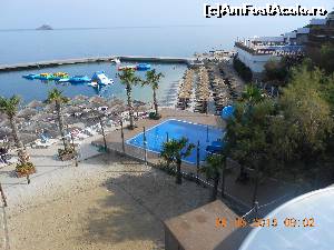 [P13] vedere de pe terasa piscinei spre plaja, piscina cu topogane si terenul de volei.  » foto by getaradulescu
 - 
<span class="allrVoted glyphicon glyphicon-heart hidden" id="av628155"></span>
<a class="m-l-10 hidden" id="sv628155" onclick="voting_Foto_DelVot(,628155,8879)" role="button">șterge vot <span class="glyphicon glyphicon-remove"></span></a>
<a id="v9628155" class=" c-red"  onclick="voting_Foto_SetVot(628155)" role="button"><span class="glyphicon glyphicon-heart-empty"></span> <b>LIKE</b> = Votează poza</a> <img class="hidden"  id="f628155W9" src="/imagini/loader.gif" border="0" /><span class="AjErrMes hidden" id="e628155ErM"></span>