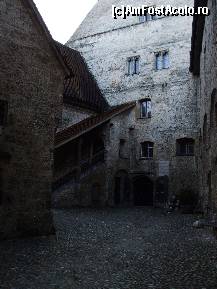 [P26] Curtea interioara a castelului este sobra, cazona şi puţin înfricoşătoare » foto by Cristian_h
 - 
<span class="allrVoted glyphicon glyphicon-heart hidden" id="av387562"></span>
<a class="m-l-10 hidden" id="sv387562" onclick="voting_Foto_DelVot(,387562,8893)" role="button">șterge vot <span class="glyphicon glyphicon-remove"></span></a>
<a id="v9387562" class=" c-red"  onclick="voting_Foto_SetVot(387562)" role="button"><span class="glyphicon glyphicon-heart-empty"></span> <b>LIKE</b> = Votează poza</a> <img class="hidden"  id="f387562W9" src="/imagini/loader.gif" border="0" /><span class="AjErrMes hidden" id="e387562ErM"></span>