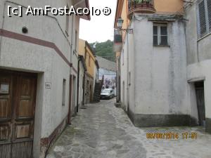 [P15] nu stiu cum a ajuns masina aceea acolo, probabil ca in spatele ei, strada e mai lata.  » foto by adri-nico
 - 
<span class="allrVoted glyphicon glyphicon-heart hidden" id="av824939"></span>
<a class="m-l-10 hidden" id="sv824939" onclick="voting_Foto_DelVot(,824939,8924)" role="button">șterge vot <span class="glyphicon glyphicon-remove"></span></a>
<a id="v9824939" class=" c-red"  onclick="voting_Foto_SetVot(824939)" role="button"><span class="glyphicon glyphicon-heart-empty"></span> <b>LIKE</b> = Votează poza</a> <img class="hidden"  id="f824939W9" src="/imagini/loader.gif" border="0" /><span class="AjErrMes hidden" id="e824939ErM"></span>
