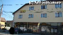 [P14] Datorita geamurilor tip oglinda de la restaurantul pensiunii, se poatevedea si ce e peste drum... » foto by kelyboy
 - 
<span class="allrVoted glyphicon glyphicon-heart hidden" id="av285040"></span>
<a class="m-l-10 hidden" id="sv285040" onclick="voting_Foto_DelVot(,285040,8932)" role="button">șterge vot <span class="glyphicon glyphicon-remove"></span></a>
<a id="v9285040" class=" c-red"  onclick="voting_Foto_SetVot(285040)" role="button"><span class="glyphicon glyphicon-heart-empty"></span> <b>LIKE</b> = Votează poza</a> <img class="hidden"  id="f285040W9" src="/imagini/loader.gif" border="0" /><span class="AjErrMes hidden" id="e285040ErM"></span>