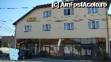 [P15] Nu foarte mare dar destul de cocheta, la prima intrare din stanga e receptia iar la cea de-a doua intrarea in restaurant, cred ca e folosita cand sunt petreceri mai mari » foto by kelyboy
 - 
<span class="allrVoted glyphicon glyphicon-heart hidden" id="av285042"></span>
<a class="m-l-10 hidden" id="sv285042" onclick="voting_Foto_DelVot(,285042,8932)" role="button">șterge vot <span class="glyphicon glyphicon-remove"></span></a>
<a id="v9285042" class=" c-red"  onclick="voting_Foto_SetVot(285042)" role="button"><span class="glyphicon glyphicon-heart-empty"></span> <b>LIKE</b> = Votează poza</a> <img class="hidden"  id="f285042W9" src="/imagini/loader.gif" border="0" /><span class="AjErrMes hidden" id="e285042ErM"></span>