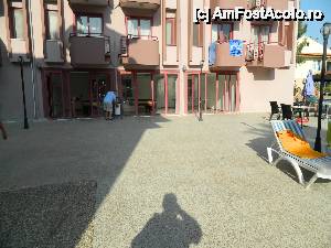 [P29] În dreapta se pot vedea și mesele și scaunele puse la dispoziția celor din clădire.  » foto by Dabator
 - 
<span class="allrVoted glyphicon glyphicon-heart hidden" id="av505044"></span>
<a class="m-l-10 hidden" id="sv505044" onclick="voting_Foto_DelVot(,505044,9011)" role="button">șterge vot <span class="glyphicon glyphicon-remove"></span></a>
<a id="v9505044" class=" c-red"  onclick="voting_Foto_SetVot(505044)" role="button"><span class="glyphicon glyphicon-heart-empty"></span> <b>LIKE</b> = Votează poza</a> <img class="hidden"  id="f505044W9" src="/imagini/loader.gif" border="0" /><span class="AjErrMes hidden" id="e505044ErM"></span>