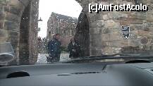 [P22] Am trecut cu masina prin 'Foog's Gate'. A trebuit sa inchida ambele onglinzi si s-a incadral la milimetru. Oricum pe zid sunt urme de zgaraieturi. In fata se vede St. Margaret's Chapel. » foto by TraianS
 - 
<span class="allrVoted glyphicon glyphicon-heart hidden" id="av204555"></span>
<a class="m-l-10 hidden" id="sv204555" onclick="voting_Foto_DelVot(,204555,9014)" role="button">șterge vot <span class="glyphicon glyphicon-remove"></span></a>
<a id="v9204555" class=" c-red"  onclick="voting_Foto_SetVot(204555)" role="button"><span class="glyphicon glyphicon-heart-empty"></span> <b>LIKE</b> = Votează poza</a> <img class="hidden"  id="f204555W9" src="/imagini/loader.gif" border="0" /><span class="AjErrMes hidden" id="e204555ErM"></span>
