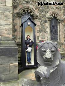[P25] Langa cladirea 'Scottish National War Memorial', gheretele in care in mod normal stau cei de gard. Au un nou recrut. :) » foto by TraianS
 - 
<span class="allrVoted glyphicon glyphicon-heart hidden" id="av204558"></span>
<a class="m-l-10 hidden" id="sv204558" onclick="voting_Foto_DelVot(,204558,9014)" role="button">șterge vot <span class="glyphicon glyphicon-remove"></span></a>
<a id="v9204558" class=" c-red"  onclick="voting_Foto_SetVot(204558)" role="button"><span class="glyphicon glyphicon-heart-empty"></span> <b>LIKE</b> = Votează poza</a> <img class="hidden"  id="f204558W9" src="/imagini/loader.gif" border="0" /><span class="AjErrMes hidden" id="e204558ErM"></span>