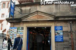 [P03] Intrarea în fabrica de kilt-uri, unde o poză era 19.95 lire.  » foto by ariciu*
 - 
<span class="allrVoted glyphicon glyphicon-heart hidden" id="av502744"></span>
<a class="m-l-10 hidden" id="sv502744" onclick="voting_Foto_DelVot(,502744,9014)" role="button">șterge vot <span class="glyphicon glyphicon-remove"></span></a>
<a id="v9502744" class=" c-red"  onclick="voting_Foto_SetVot(502744)" role="button"><span class="glyphicon glyphicon-heart-empty"></span> <b>LIKE</b> = Votează poza</a> <img class="hidden"  id="f502744W9" src="/imagini/loader.gif" border="0" /><span class="AjErrMes hidden" id="e502744ErM"></span>