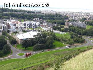 [P11] Vedere de pe Arthur's Seat, una din colinele Edinburgh-ului, catre Palatul Holyrood si Dynamic Earth, un muzeu al naturii si stiintei.  » foto by Aurici
 - 
<span class="allrVoted glyphicon glyphicon-heart hidden" id="av907997"></span>
<a class="m-l-10 hidden" id="sv907997" onclick="voting_Foto_DelVot(,907997,9014)" role="button">șterge vot <span class="glyphicon glyphicon-remove"></span></a>
<a id="v9907997" class=" c-red"  onclick="voting_Foto_SetVot(907997)" role="button"><span class="glyphicon glyphicon-heart-empty"></span> <b>LIKE</b> = Votează poza</a> <img class="hidden"  id="f907997W9" src="/imagini/loader.gif" border="0" /><span class="AjErrMes hidden" id="e907997ErM"></span>