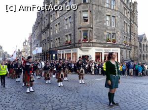 [P14] Festivalul Fringe, pe Royal Mile, principala strada a centrului istoric, acolo unde s-au desfasurat cele mai multe manifestari.  » foto by Aurici
 - 
<span class="allrVoted glyphicon glyphicon-heart hidden" id="av908000"></span>
<a class="m-l-10 hidden" id="sv908000" onclick="voting_Foto_DelVot(,908000,9014)" role="button">șterge vot <span class="glyphicon glyphicon-remove"></span></a>
<a id="v9908000" class=" c-red"  onclick="voting_Foto_SetVot(908000)" role="button"><span class="glyphicon glyphicon-heart-empty"></span> <b>LIKE</b> = Votează poza</a> <img class="hidden"  id="f908000W9" src="/imagini/loader.gif" border="0" /><span class="AjErrMes hidden" id="e908000ErM"></span>