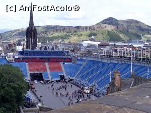 [P17] Arena de la intrarea in Castelul din Edinburgh, unde are loc in fiecare august, spectacolul Royal Tatoo Millitary.  » foto by Aurici
 - 
<span class="allrVoted glyphicon glyphicon-heart hidden" id="av908600"></span>
<a class="m-l-10 hidden" id="sv908600" onclick="voting_Foto_DelVot(,908600,9014)" role="button">șterge vot <span class="glyphicon glyphicon-remove"></span></a>
<a id="v9908600" class=" c-red"  onclick="voting_Foto_SetVot(908600)" role="button"><span class="glyphicon glyphicon-heart-empty"></span> <b>LIKE</b> = Votează poza</a> <img class="hidden"  id="f908600W9" src="/imagini/loader.gif" border="0" /><span class="AjErrMes hidden" id="e908600ErM"></span>