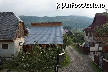 [P01] Vedere spre uliţa satului de la etajul casei de lemn. Centrul satului este undeva în dreapta.  » foto by Utube
 - 
<span class="allrVoted glyphicon glyphicon-heart hidden" id="av377030"></span>
<a class="m-l-10 hidden" id="sv377030" onclick="voting_Foto_DelVot(,377030,9036)" role="button">șterge vot <span class="glyphicon glyphicon-remove"></span></a>
<a id="v9377030" class=" c-red"  onclick="voting_Foto_SetVot(377030)" role="button"><span class="glyphicon glyphicon-heart-empty"></span> <b>LIKE</b> = Votează poza</a> <img class="hidden"  id="f377030W9" src="/imagini/loader.gif" border="0" /><span class="AjErrMes hidden" id="e377030ErM"></span>