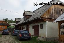 [P14] În dreapta este clădirea grajdurilor. Frumos şi curat. În spate, stânga se vede bucătăria de vară.  » foto by Utube
 - 
<span class="allrVoted glyphicon glyphicon-heart hidden" id="av377046"></span>
<a class="m-l-10 hidden" id="sv377046" onclick="voting_Foto_DelVot(,377046,9036)" role="button">șterge vot <span class="glyphicon glyphicon-remove"></span></a>
<a id="v9377046" class=" c-red"  onclick="voting_Foto_SetVot(377046)" role="button"><span class="glyphicon glyphicon-heart-empty"></span> <b>LIKE</b> = Votează poza</a> <img class="hidden"  id="f377046W9" src="/imagini/loader.gif" border="0" /><span class="AjErrMes hidden" id="e377046ErM"></span>
