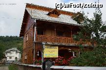 [P15] Cabana din lemn a pensiunii, văzută de pe stradă. În spate se vede o clădire, 'soră geamănă' a pensiunii.  » foto by Utube
 - 
<span class="allrVoted glyphicon glyphicon-heart hidden" id="av377047"></span>
<a class="m-l-10 hidden" id="sv377047" onclick="voting_Foto_DelVot(,377047,9036)" role="button">șterge vot <span class="glyphicon glyphicon-remove"></span></a>
<a id="v9377047" class=" c-red"  onclick="voting_Foto_SetVot(377047)" role="button"><span class="glyphicon glyphicon-heart-empty"></span> <b>LIKE</b> = Votează poza</a> <img class="hidden"  id="f377047W9" src="/imagini/loader.gif" border="0" /><span class="AjErrMes hidden" id="e377047ErM"></span>