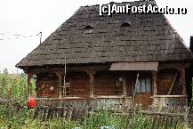 [P19] Asta este într-adevăr o casă veche. Chiar dacă arată aşa cum arată are oală roşie, fala maramureşenilor. Sau găleată. După cum e femeia din casă :))))  » foto by Utube
 - 
<span class="allrVoted glyphicon glyphicon-heart hidden" id="av377051"></span>
<a class="m-l-10 hidden" id="sv377051" onclick="voting_Foto_DelVot(,377051,9036)" role="button">șterge vot <span class="glyphicon glyphicon-remove"></span></a>
<a id="v9377051" class=" c-red"  onclick="voting_Foto_SetVot(377051)" role="button"><span class="glyphicon glyphicon-heart-empty"></span> <b>LIKE</b> = Votează poza</a> <img class="hidden"  id="f377051W9" src="/imagini/loader.gif" border="0" /><span class="AjErrMes hidden" id="e377051ErM"></span>