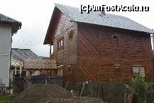 [P05] Casa de lemn văzută din spate, din grădină de lângă şpaletul din poza anterioară. În stănga se vede casa de piatră unde sunt 5 camere de cazare iar între ele se vede un leagăn din lemn realizat în stil maramureşean.  » foto by Utube
 - 
<span class="allrVoted glyphicon glyphicon-heart hidden" id="av377037"></span>
<a class="m-l-10 hidden" id="sv377037" onclick="voting_Foto_DelVot(,377037,9036)" role="button">șterge vot <span class="glyphicon glyphicon-remove"></span></a>
<a id="v9377037" class=" c-red"  onclick="voting_Foto_SetVot(377037)" role="button"><span class="glyphicon glyphicon-heart-empty"></span> <b>LIKE</b> = Votează poza</a> <img class="hidden"  id="f377037W9" src="/imagini/loader.gif" border="0" /><span class="AjErrMes hidden" id="e377037ErM"></span>