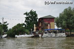 [P02] Pe pontonul din fata unde este ancorat catamaranul pensiunii este amenajata si o mica terasa cu mese, scaune si umbrele si chiar si sezlong-uri, daca aveti chef de plaja » foto by Catzus
 - 
<span class="allrVoted glyphicon glyphicon-heart hidden" id="av530032"></span>
<a class="m-l-10 hidden" id="sv530032" onclick="voting_Foto_DelVot(,530032,9050)" role="button">șterge vot <span class="glyphicon glyphicon-remove"></span></a>
<a id="v9530032" class=" c-red"  onclick="voting_Foto_SetVot(530032)" role="button"><span class="glyphicon glyphicon-heart-empty"></span> <b>LIKE</b> = Votează poza</a> <img class="hidden"  id="f530032W9" src="/imagini/loader.gif" border="0" /><span class="AjErrMes hidden" id="e530032ErM"></span>