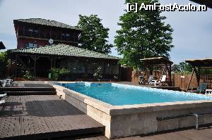 [P07] In fundalul piscinei se vede terasa exterioara a restaurantului (stanga) si restaurantul interior (dreapta).  » foto by Catzus
 - 
<span class="allrVoted glyphicon glyphicon-heart hidden" id="av530064"></span>
<a class="m-l-10 hidden" id="sv530064" onclick="voting_Foto_DelVot(,530064,9050)" role="button">șterge vot <span class="glyphicon glyphicon-remove"></span></a>
<a id="v9530064" class=" c-red"  onclick="voting_Foto_SetVot(530064)" role="button"><span class="glyphicon glyphicon-heart-empty"></span> <b>LIKE</b> = Votează poza</a> <img class="hidden"  id="f530064W9" src="/imagini/loader.gif" border="0" /><span class="AjErrMes hidden" id="e530064ErM"></span>
