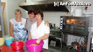 [P18] Dna Adriana impreuna cu cele doua bucatarese ale Delta Miraj, care m-au re-invatat sa apreciez cum se mananca pestele.  » foto by samcluj
 - 
<span class="allrVoted glyphicon glyphicon-heart hidden" id="av458782"></span>
<a class="m-l-10 hidden" id="sv458782" onclick="voting_Foto_DelVot(,458782,9050)" role="button">șterge vot <span class="glyphicon glyphicon-remove"></span></a>
<a id="v9458782" class=" c-red"  onclick="voting_Foto_SetVot(458782)" role="button"><span class="glyphicon glyphicon-heart-empty"></span> <b>LIKE</b> = Votează poza</a> <img class="hidden"  id="f458782W9" src="/imagini/loader.gif" border="0" /><span class="AjErrMes hidden" id="e458782ErM"></span>