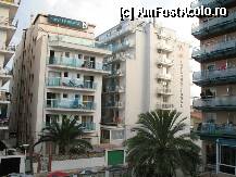 [P10] Vedere din camera de pe terasa (vederea la mare e blocata de aceste hoteluri) » foto by cintus
 - 
<span class="allrVoted glyphicon glyphicon-heart hidden" id="av206794"></span>
<a class="m-l-10 hidden" id="sv206794" onclick="voting_Foto_DelVot(,206794,9053)" role="button">șterge vot <span class="glyphicon glyphicon-remove"></span></a>
<a id="v9206794" class=" c-red"  onclick="voting_Foto_SetVot(206794)" role="button"><span class="glyphicon glyphicon-heart-empty"></span> <b>LIKE</b> = Votează poza</a> <img class="hidden"  id="f206794W9" src="/imagini/loader.gif" border="0" /><span class="AjErrMes hidden" id="e206794ErM"></span>