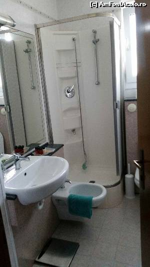 [P11] Cabina de duș care mi-a părut cam mică » foto by mauricius*
 - 
<span class="allrVoted glyphicon glyphicon-heart hidden" id="av552247"></span>
<a class="m-l-10 hidden" id="sv552247" onclick="voting_Foto_DelVot(,552247,9065)" role="button">șterge vot <span class="glyphicon glyphicon-remove"></span></a>
<a id="v9552247" class=" c-red"  onclick="voting_Foto_SetVot(552247)" role="button"><span class="glyphicon glyphicon-heart-empty"></span> <b>LIKE</b> = Votează poza</a> <img class="hidden"  id="f552247W9" src="/imagini/loader.gif" border="0" /><span class="AjErrMes hidden" id="e552247ErM"></span>