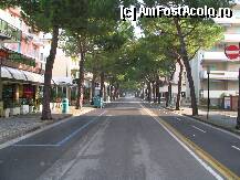 [P03] Lido di Jesolo- Via Pigafetta, strada principala a statiunii, pe care se afla hotelul, promenada » foto by luciaoradea
 - 
<span class="allrVoted glyphicon glyphicon-heart hidden" id="av206951"></span>
<a class="m-l-10 hidden" id="sv206951" onclick="voting_Foto_DelVot(,206951,9070)" role="button">șterge vot <span class="glyphicon glyphicon-remove"></span></a>
<a id="v9206951" class=" c-red"  onclick="voting_Foto_SetVot(206951)" role="button"><span class="glyphicon glyphicon-heart-empty"></span> <b>LIKE</b> = Votează poza</a> <img class="hidden"  id="f206951W9" src="/imagini/loader.gif" border="0" /><span class="AjErrMes hidden" id="e206951ErM"></span>