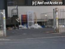 [P04] Foto 4. Roma - Vizavi de hotelul Capital Inn, curtea unei 'instituţii', plină de gunoi. » foto by Zina
 - 
<span class="allrVoted glyphicon glyphicon-heart hidden" id="av207870"></span>
<a class="m-l-10 hidden" id="sv207870" onclick="voting_Foto_DelVot(,207870,9092)" role="button">șterge vot <span class="glyphicon glyphicon-remove"></span></a>
<a id="v9207870" class=" c-red"  onclick="voting_Foto_SetVot(207870)" role="button"><span class="glyphicon glyphicon-heart-empty"></span> <b>LIKE</b> = Votează poza</a> <img class="hidden"  id="f207870W9" src="/imagini/loader.gif" border="0" /><span class="AjErrMes hidden" id="e207870ErM"></span>