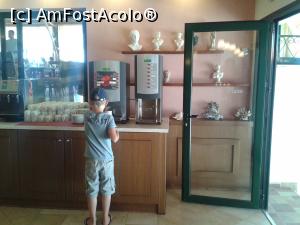 [P21] Village Mare - recomandabil, dacă eşti bine informat. Aparatele de suc, cafea şi apă caldă.  » foto by bogumil
 - 
<span class="allrVoted glyphicon glyphicon-heart hidden" id="av732099"></span>
<a class="m-l-10 hidden" id="sv732099" onclick="voting_Foto_DelVot(,732099,9103)" role="button">șterge vot <span class="glyphicon glyphicon-remove"></span></a>
<a id="v9732099" class=" c-red"  onclick="voting_Foto_SetVot(732099)" role="button"><span class="glyphicon glyphicon-heart-empty"></span> <b>LIKE</b> = Votează poza</a> <img class="hidden"  id="f732099W9" src="/imagini/loader.gif" border="0" /><span class="AjErrMes hidden" id="e732099ErM"></span>