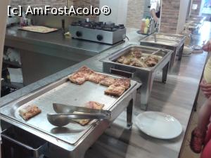 [P30] Village Mare - recomandabil, dacă eşti bine informat. Linia de servire dinspre bucătărie. Pizza în plan apropiat.  » foto by bogumil
 - 
<span class="allrVoted glyphicon glyphicon-heart hidden" id="av732108"></span>
<a class="m-l-10 hidden" id="sv732108" onclick="voting_Foto_DelVot(,732108,9103)" role="button">șterge vot <span class="glyphicon glyphicon-remove"></span></a>
<a id="v9732108" class=" c-red"  onclick="voting_Foto_SetVot(732108)" role="button"><span class="glyphicon glyphicon-heart-empty"></span> <b>LIKE</b> = Votează poza</a> <img class="hidden"  id="f732108W9" src="/imagini/loader.gif" border="0" /><span class="AjErrMes hidden" id="e732108ErM"></span>