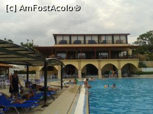 [P39] Village Mare - recomandabil, dacă eşti bine informat. Corpul principal, respectiv restaurantul văzut de la piscină.  » foto by bogumil
 - 
<span class="allrVoted glyphicon glyphicon-heart hidden" id="av732117"></span>
<a class="m-l-10 hidden" id="sv732117" onclick="voting_Foto_DelVot(,732117,9103)" role="button">șterge vot <span class="glyphicon glyphicon-remove"></span></a>
<a id="v9732117" class=" c-red"  onclick="voting_Foto_SetVot(732117)" role="button"><span class="glyphicon glyphicon-heart-empty"></span> <b>LIKE</b> = Votează poza</a> <img class="hidden"  id="f732117W9" src="/imagini/loader.gif" border="0" /><span class="AjErrMes hidden" id="e732117ErM"></span>