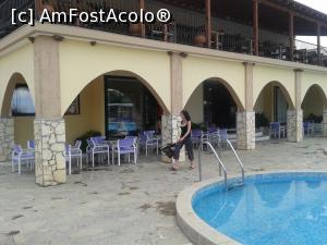 [P42] Village Mare - recomandabil, dacă eşti bine informat. Magazinul de sub restaurant.  » foto by bogumil
 - 
<span class="allrVoted glyphicon glyphicon-heart hidden" id="av732120"></span>
<a class="m-l-10 hidden" id="sv732120" onclick="voting_Foto_DelVot(,732120,9103)" role="button">șterge vot <span class="glyphicon glyphicon-remove"></span></a>
<a id="v9732120" class=" c-red"  onclick="voting_Foto_SetVot(732120)" role="button"><span class="glyphicon glyphicon-heart-empty"></span> <b>LIKE</b> = Votează poza</a> <img class="hidden"  id="f732120W9" src="/imagini/loader.gif" border="0" /><span class="AjErrMes hidden" id="e732120ErM"></span>