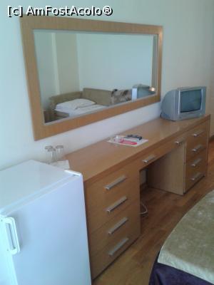 [P06] Village Mare - recomandabil, dacă eşti bine informat. Comoda din cameră.  » foto by bogumil
 - 
<span class="allrVoted glyphicon glyphicon-heart hidden" id="av732084"></span>
<a class="m-l-10 hidden" id="sv732084" onclick="voting_Foto_DelVot(,732084,9103)" role="button">șterge vot <span class="glyphicon glyphicon-remove"></span></a>
<a id="v9732084" class=" c-red"  onclick="voting_Foto_SetVot(732084)" role="button"><span class="glyphicon glyphicon-heart-empty"></span> <b>LIKE</b> = Votează poza</a> <img class="hidden"  id="f732084W9" src="/imagini/loader.gif" border="0" /><span class="AjErrMes hidden" id="e732084ErM"></span>