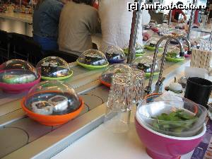 [P11] Aspectul ludic primeaza. In plus, se pot observa robinetii pentru bauturi carbogazoase de unde poti face refill de cate ori doresti, fara a plati in plus (se plateste o singura data bautura)  » foto by Cucu Bau
 - 
<span class="allrVoted glyphicon glyphicon-heart hidden" id="av594650"></span>
<a class="m-l-10 hidden" id="sv594650" onclick="voting_Foto_DelVot(,594650,9129)" role="button">șterge vot <span class="glyphicon glyphicon-remove"></span></a>
<a id="v9594650" class=" c-red"  onclick="voting_Foto_SetVot(594650)" role="button"><span class="glyphicon glyphicon-heart-empty"></span> <b>LIKE</b> = Votează poza</a> <img class="hidden"  id="f594650W9" src="/imagini/loader.gif" border="0" /><span class="AjErrMes hidden" id="e594650ErM"></span>