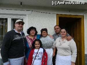 [P07] Împreună cu gazdele noastre de la Pensiunea Ioana, Poienile Izei.  » foto by Corneliu D
 - 
<span class="allrVoted glyphicon glyphicon-heart hidden" id="av511937"></span>
<a class="m-l-10 hidden" id="sv511937" onclick="voting_Foto_DelVot(,511937,9142)" role="button">șterge vot <span class="glyphicon glyphicon-remove"></span></a>
<a id="v9511937" class=" c-red"  onclick="voting_Foto_SetVot(511937)" role="button"><span class="glyphicon glyphicon-heart-empty"></span> <b>LIKE</b> = Votează poza</a> <img class="hidden"  id="f511937W9" src="/imagini/loader.gif" border="0" /><span class="AjErrMes hidden" id="e511937ErM"></span>