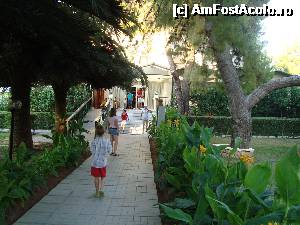 [P11] Aleea din curtea hotelului. In fata se vede intrarea catre barul si restaurantul unde se servea micul dejun si cina » foto by elga
 - 
<span class="allrVoted glyphicon glyphicon-heart hidden" id="av496076"></span>
<a class="m-l-10 hidden" id="sv496076" onclick="voting_Foto_DelVot(,496076,9158)" role="button">șterge vot <span class="glyphicon glyphicon-remove"></span></a>
<a id="v9496076" class=" c-red"  onclick="voting_Foto_SetVot(496076)" role="button"><span class="glyphicon glyphicon-heart-empty"></span> <b>LIKE</b> = Votează poza</a> <img class="hidden"  id="f496076W9" src="/imagini/loader.gif" border="0" /><span class="AjErrMes hidden" id="e496076ErM"></span>