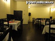 [P03] Vedere din interior, cu usa de acces spre/disnpre parcare, iar asezarea la mesele de pe laterala stinga e cea nerecomandata, din motiv de curenti de aer. Parchetul si scaunele se asorteaza si dau un aer tare cochet. » foto by ilincalif*
 - 
<span class="allrVoted glyphicon glyphicon-heart hidden" id="av233362"></span>
<a class="m-l-10 hidden" id="sv233362" onclick="voting_Foto_DelVot(,233362,9207)" role="button">șterge vot <span class="glyphicon glyphicon-remove"></span></a>
<a id="v9233362" class=" c-red"  onclick="voting_Foto_SetVot(233362)" role="button"><span class="glyphicon glyphicon-heart-empty"></span> <b>LIKE</b> = Votează poza</a> <img class="hidden"  id="f233362W9" src="/imagini/loader.gif" border="0" /><span class="AjErrMes hidden" id="e233362ErM"></span>