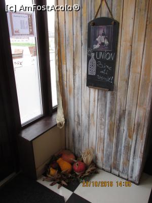 [P04] Intrarea in restaurant cu tablita de bun venit.  » foto by Soso42
 - 
<span class="allrVoted glyphicon glyphicon-heart hidden" id="av845203"></span>
<a class="m-l-10 hidden" id="sv845203" onclick="voting_Foto_DelVot(,845203,9207)" role="button">șterge vot <span class="glyphicon glyphicon-remove"></span></a>
<a id="v9845203" class=" c-red"  onclick="voting_Foto_SetVot(845203)" role="button"><span class="glyphicon glyphicon-heart-empty"></span> <b>LIKE</b> = Votează poza</a> <img class="hidden"  id="f845203W9" src="/imagini/loader.gif" border="0" /><span class="AjErrMes hidden" id="e845203ErM"></span>