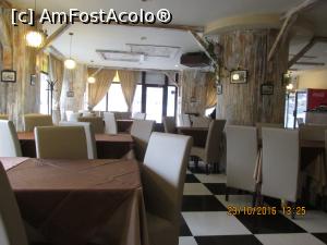 [P05] In fundal se vede intrarea in restaurant.  » foto by Soso42
 - 
<span class="allrVoted glyphicon glyphicon-heart hidden" id="av845205"></span>
<a class="m-l-10 hidden" id="sv845205" onclick="voting_Foto_DelVot(,845205,9207)" role="button">șterge vot <span class="glyphicon glyphicon-remove"></span></a>
<a id="v9845205" class=" c-red"  onclick="voting_Foto_SetVot(845205)" role="button"><span class="glyphicon glyphicon-heart-empty"></span> <b>LIKE</b> = Votează poza</a> <img class="hidden"  id="f845205W9" src="/imagini/loader.gif" border="0" /><span class="AjErrMes hidden" id="e845205ErM"></span>