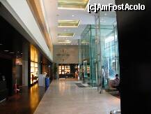 [P07] zona lobby. In 'cusca' de sticla de la intrare era amplasat un detector ca la aeroport si un gardian care verifica intrarea in hotel » foto by C.Todi
 - 
<span class="allrVoted glyphicon glyphicon-heart hidden" id="av216435"></span>
<a class="m-l-10 hidden" id="sv216435" onclick="voting_Foto_DelVot(,216435,9265)" role="button">șterge vot <span class="glyphicon glyphicon-remove"></span></a>
<a id="v9216435" class=" c-red"  onclick="voting_Foto_SetVot(216435)" role="button"><span class="glyphicon glyphicon-heart-empty"></span> <b>LIKE</b> = Votează poza</a> <img class="hidden"  id="f216435W9" src="/imagini/loader.gif" border="0" /><span class="AjErrMes hidden" id="e216435ErM"></span>