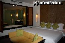 [P16] Camera hotelului Novotel din Nusa Dua unde am inoptat primele 3 zile. Vana si baia f. mare sunt deschise si se vad din camera. Fereastra catre baie se poate inchide cu o jaluzea ( daca doresti :-) » foto by Pami*
 - 
<span class="allrVoted glyphicon glyphicon-heart hidden" id="av216616"></span>
<a class="m-l-10 hidden" id="sv216616" onclick="voting_Foto_DelVot(,216616,9272)" role="button">șterge vot <span class="glyphicon glyphicon-remove"></span></a>
<a id="v9216616" class=" c-red"  onclick="voting_Foto_SetVot(216616)" role="button"><span class="glyphicon glyphicon-heart-empty"></span> <b>LIKE</b> = Votează poza</a> <img class="hidden"  id="f216616W9" src="/imagini/loader.gif" border="0" /><span class="AjErrMes hidden" id="e216616ErM"></span>