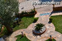 [P25] O parte din curtea de la Elekon Apartments » foto by mirmicu
 - 
<span class="allrVoted glyphicon glyphicon-heart hidden" id="av477363"></span>
<a class="m-l-10 hidden" id="sv477363" onclick="voting_Foto_DelVot(,477363,9283)" role="button">șterge vot <span class="glyphicon glyphicon-remove"></span></a>
<a id="v9477363" class=" c-red"  onclick="voting_Foto_SetVot(477363)" role="button"><span class="glyphicon glyphicon-heart-empty"></span> <b>LIKE</b> = Votează poza</a> <img class="hidden"  id="f477363W9" src="/imagini/loader.gif" border="0" /><span class="AjErrMes hidden" id="e477363ErM"></span>