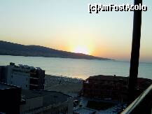 [P07] Soarele rasare pe dupa deal.
Hotelul rosu e hotel Dune, singurul hotel 'pe plaja' din Sunny Beach. » foto by yoshy262*
 - 
<span class="allrVoted glyphicon glyphicon-heart hidden" id="av254454"></span>
<a class="m-l-10 hidden" id="sv254454" onclick="voting_Foto_DelVot(,254454,9292)" role="button">șterge vot <span class="glyphicon glyphicon-remove"></span></a>
<a id="v9254454" class=" c-red"  onclick="voting_Foto_SetVot(254454)" role="button"><span class="glyphicon glyphicon-heart-empty"></span> <b>LIKE</b> = Votează poza</a> <img class="hidden"  id="f254454W9" src="/imagini/loader.gif" border="0" /><span class="AjErrMes hidden" id="e254454ErM"></span>