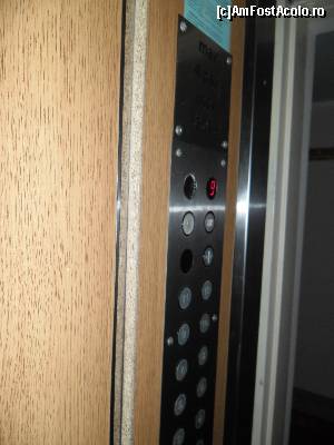 [P28] In lift. Noi am fost cazati la etajul 9. Mergea destul de greu si incet, foarte vechi, mic si sufocant.  » foto by Stoica Ramona
 - 
<span class="allrVoted glyphicon glyphicon-heart hidden" id="av551227"></span>
<a class="m-l-10 hidden" id="sv551227" onclick="voting_Foto_DelVot(,551227,9292)" role="button">șterge vot <span class="glyphicon glyphicon-remove"></span></a>
<a id="v9551227" class=" c-red"  onclick="voting_Foto_SetVot(551227)" role="button"><span class="glyphicon glyphicon-heart-empty"></span> <b>LIKE</b> = Votează poza</a> <img class="hidden"  id="f551227W9" src="/imagini/loader.gif" border="0" /><span class="AjErrMes hidden" id="e551227ErM"></span>