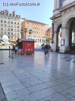[P03] Ghișeul de bilete pentru Lyon City Tram, aflat în fața Operei, în Place de la Comedie.  » foto by Carmen Ion
 - 
<span class="allrVoted glyphicon glyphicon-heart hidden" id="av931116"></span>
<a class="m-l-10 hidden" id="sv931116" onclick="voting_Foto_DelVot(,931116,9297)" role="button">șterge vot <span class="glyphicon glyphicon-remove"></span></a>
<a id="v9931116" class=" c-red"  onclick="voting_Foto_SetVot(931116)" role="button"><span class="glyphicon glyphicon-heart-empty"></span> <b>LIKE</b> = Votează poza</a> <img class="hidden"  id="f931116W9" src="/imagini/loader.gif" border="0" /><span class="AjErrMes hidden" id="e931116ErM"></span>