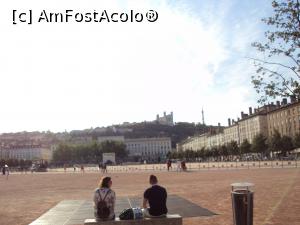 [P04] Place Bellecour; în fundal, colina Fourviere.  » foto by Carmen Ion
 - 
<span class="allrVoted glyphicon glyphicon-heart hidden" id="av931525"></span>
<a class="m-l-10 hidden" id="sv931525" onclick="voting_Foto_DelVot(,931525,9297)" role="button">șterge vot <span class="glyphicon glyphicon-remove"></span></a>
<a id="v9931525" class=" c-red"  onclick="voting_Foto_SetVot(931525)" role="button"><span class="glyphicon glyphicon-heart-empty"></span> <b>LIKE</b> = Votează poza</a> <img class="hidden"  id="f931525W9" src="/imagini/loader.gif" border="0" /><span class="AjErrMes hidden" id="e931525ErM"></span>